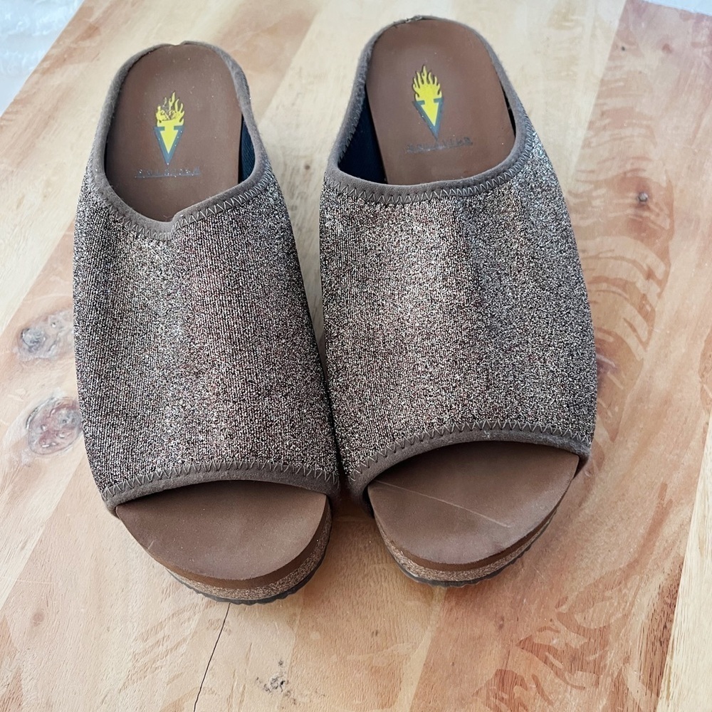 Volatile Gold Sandals Size 7 - Picture 2 of 4